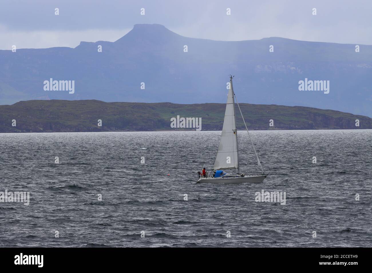 Uno yacht a vela su Inner Sound con l'Isola di Rassay e Dùn Caan in lontananza. West Highlands, Scozia, Regno Unito Foto Stock