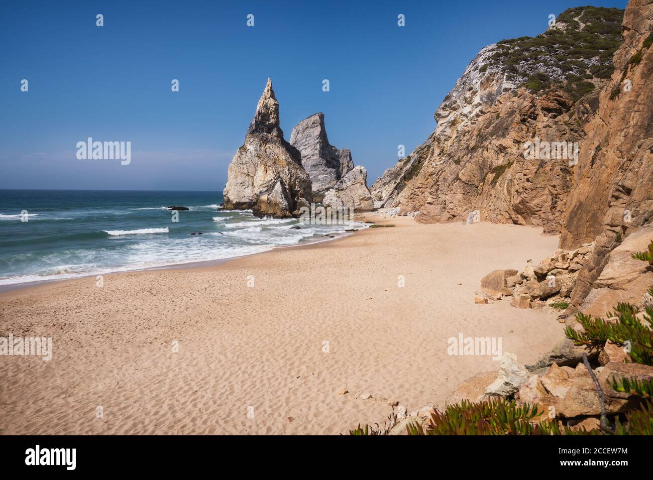 Torreggianti scogliere rocciose a Praia da Ursa Beach, Sintra, Portogallo. Onde dell'oceano Atlantico e spiaggia sabbiosa vicino alla famosa Cabo da Roca in Portogallo. Foto Stock