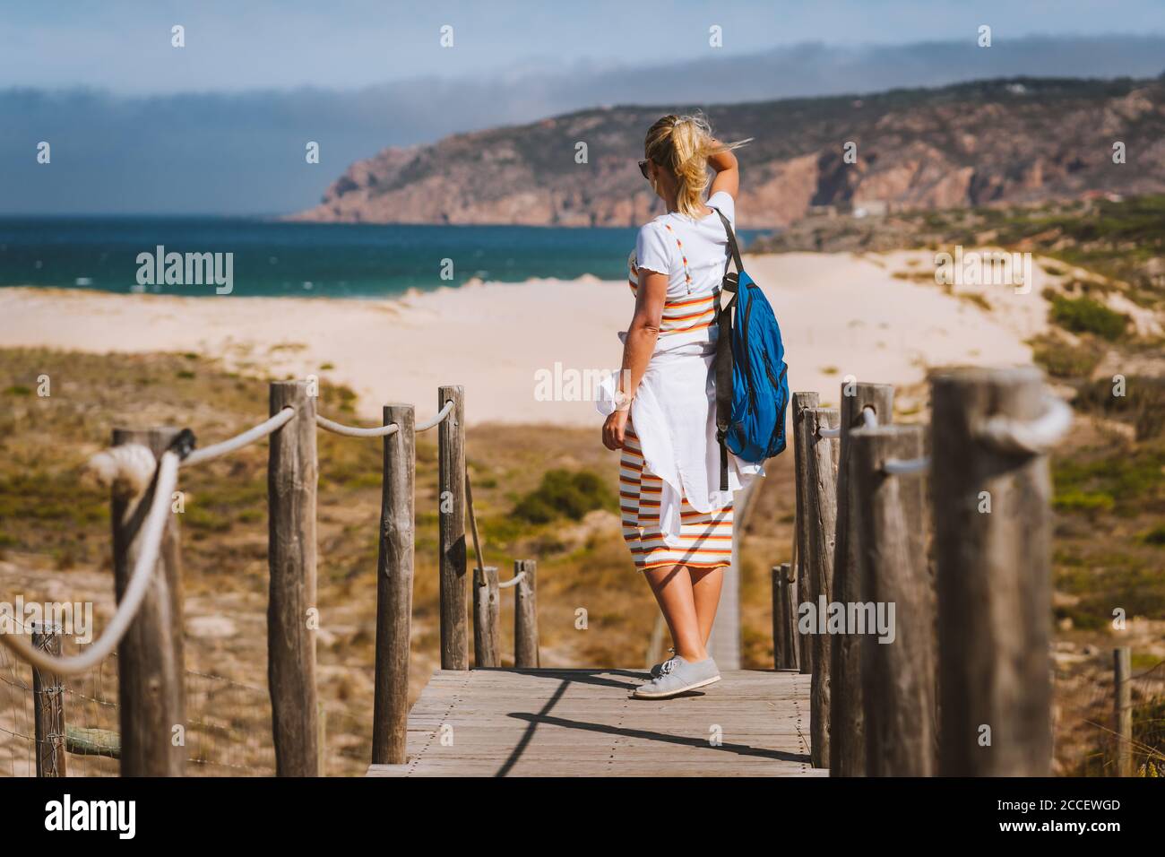 Per adulti, le donne turistiche godono di una vista costiera sulla spiaggia di Praia do Guincho. Cascais, Portogallo. Questa è la famosa spiaggia atlantica bandiera blu per il surf e il windsurf Foto Stock