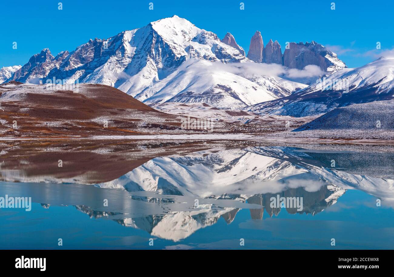 Torres del Paine Andes Peaks riflessione in inverno, Torres del Paine parco nazionale, Patagonia, Cile. Foto Stock