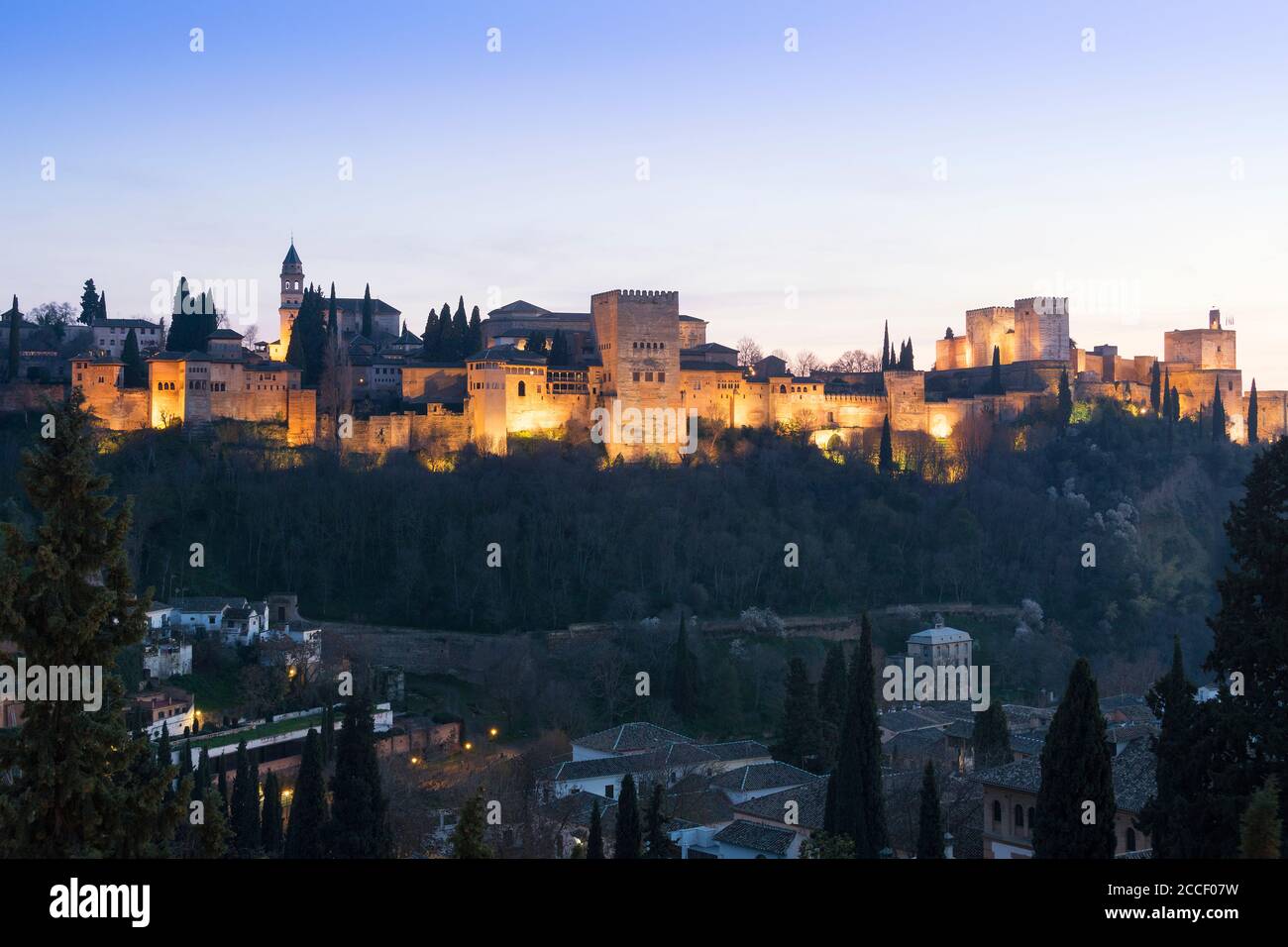 Granada (Spagna), vista in lontananza dell'Alhambra nella luce della sera Foto Stock