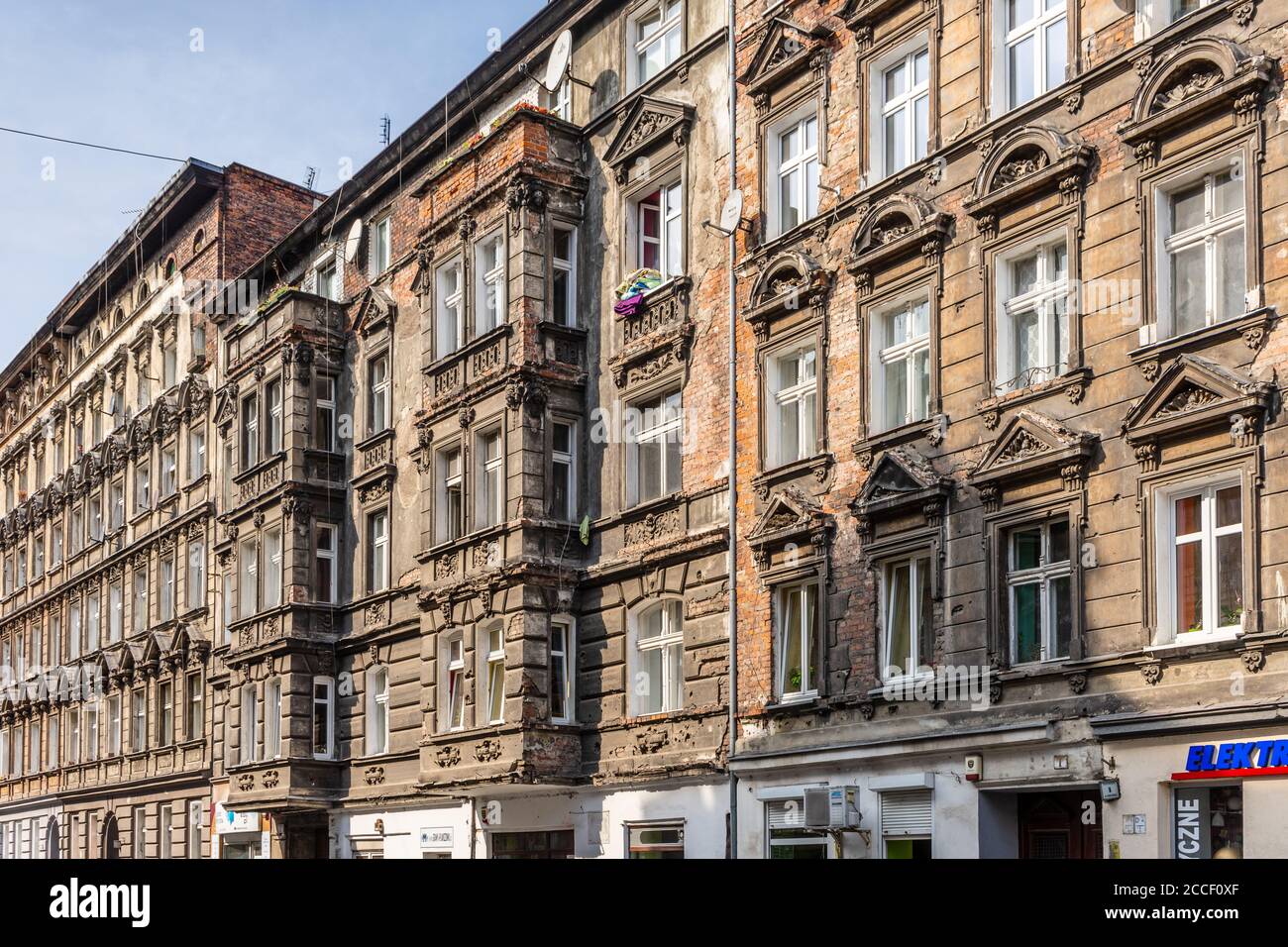 Vecchio edificio residenziale / facciata casa in una strada a Breslavia nel 2017, Slesia, Polonia, Europa Foto Stock