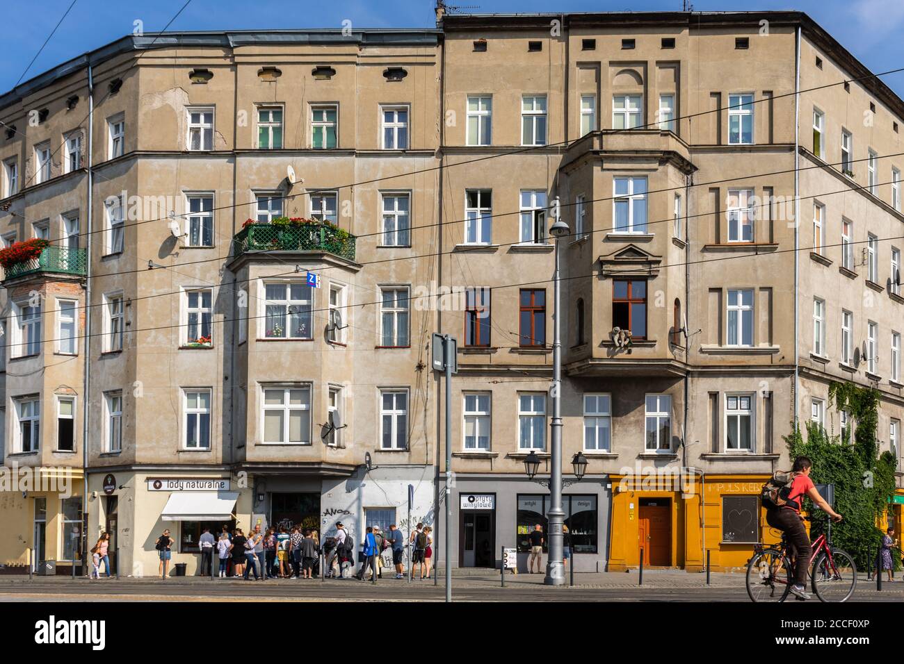 Facciata di un edificio in Wroclaw trafficata scena stradale durante l'estate 2017, Slesia, Polonia, Europa Foto Stock