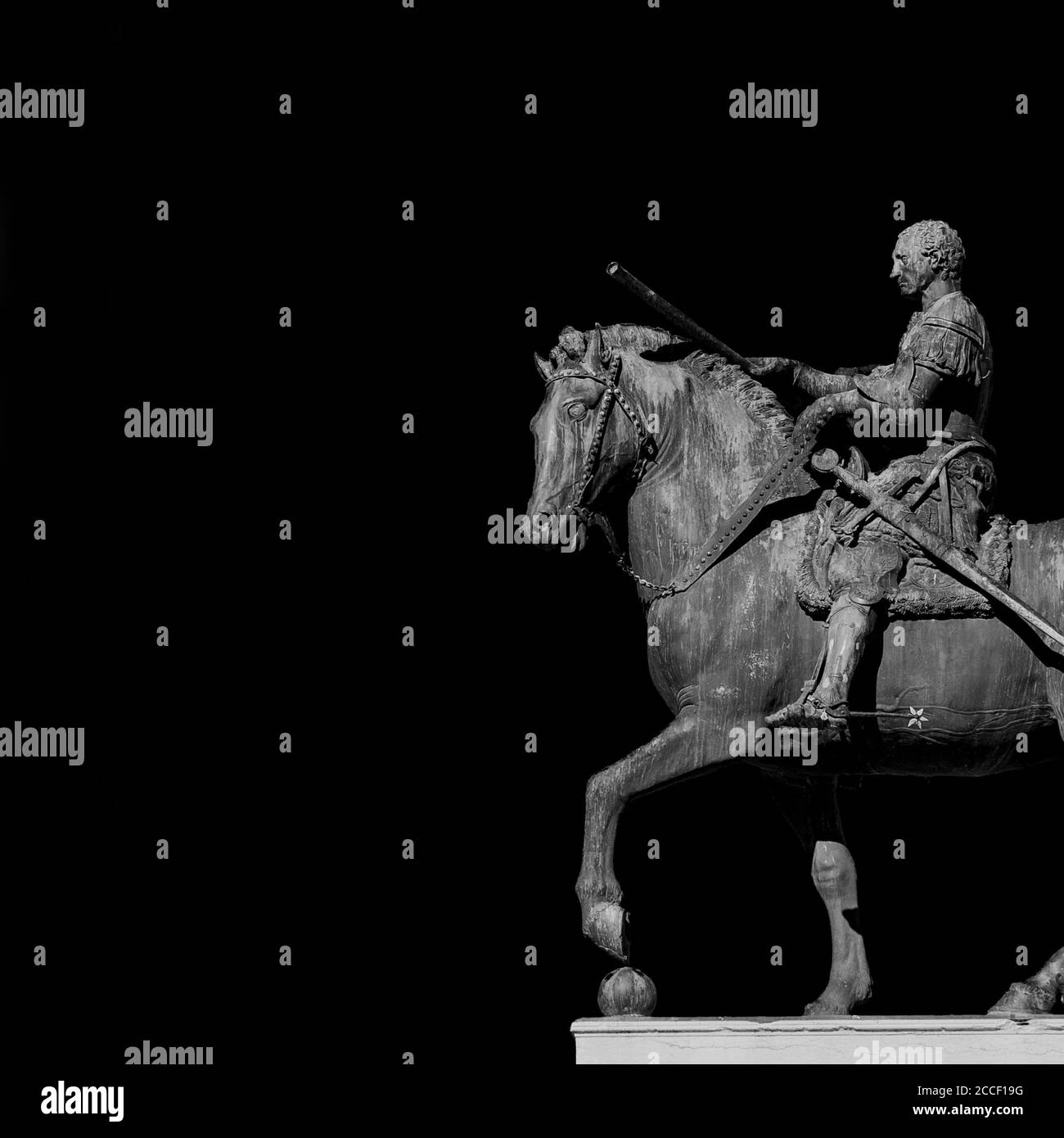 Statua equestre in bronzo di Gattamelata, nel centro storico di Padova, eretta dal famoso artista rinascimentale Donatello nel 1453 (bianco e nero Foto Stock