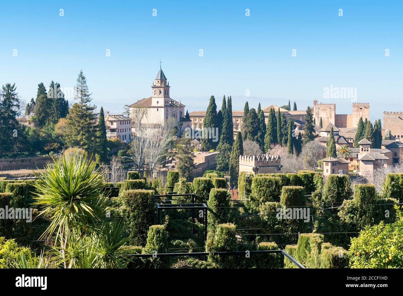 Spagna, Granada, Generalife, Jardines Bajos, vista dell'Alhambra, Iglesia de Santa Maria de Alhambra Foto Stock