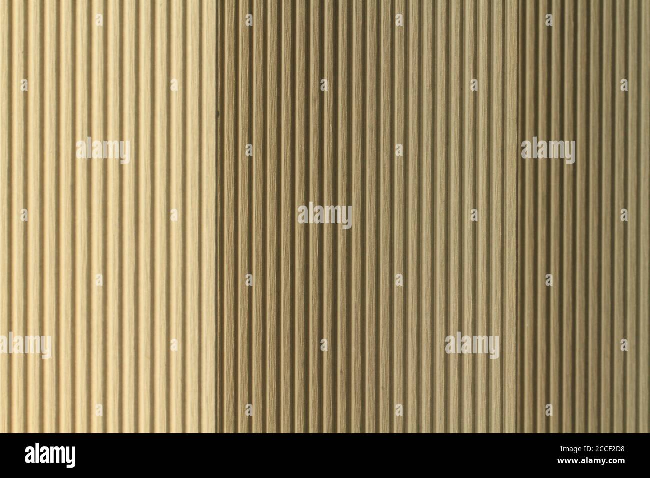 Doghe di legno parallele. Persiane in legno, come elemento di decorazione. Ventilazione interna. Foto Stock