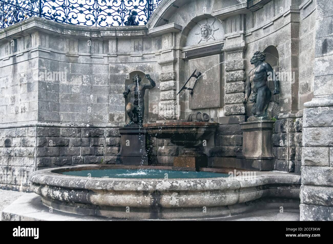 Statue di dio greco come fontana d'acqua a Powerscourt, una delle più belle tenute di campagna in Irlanda. Situato nelle montagne di Wicklow vicino Foto Stock