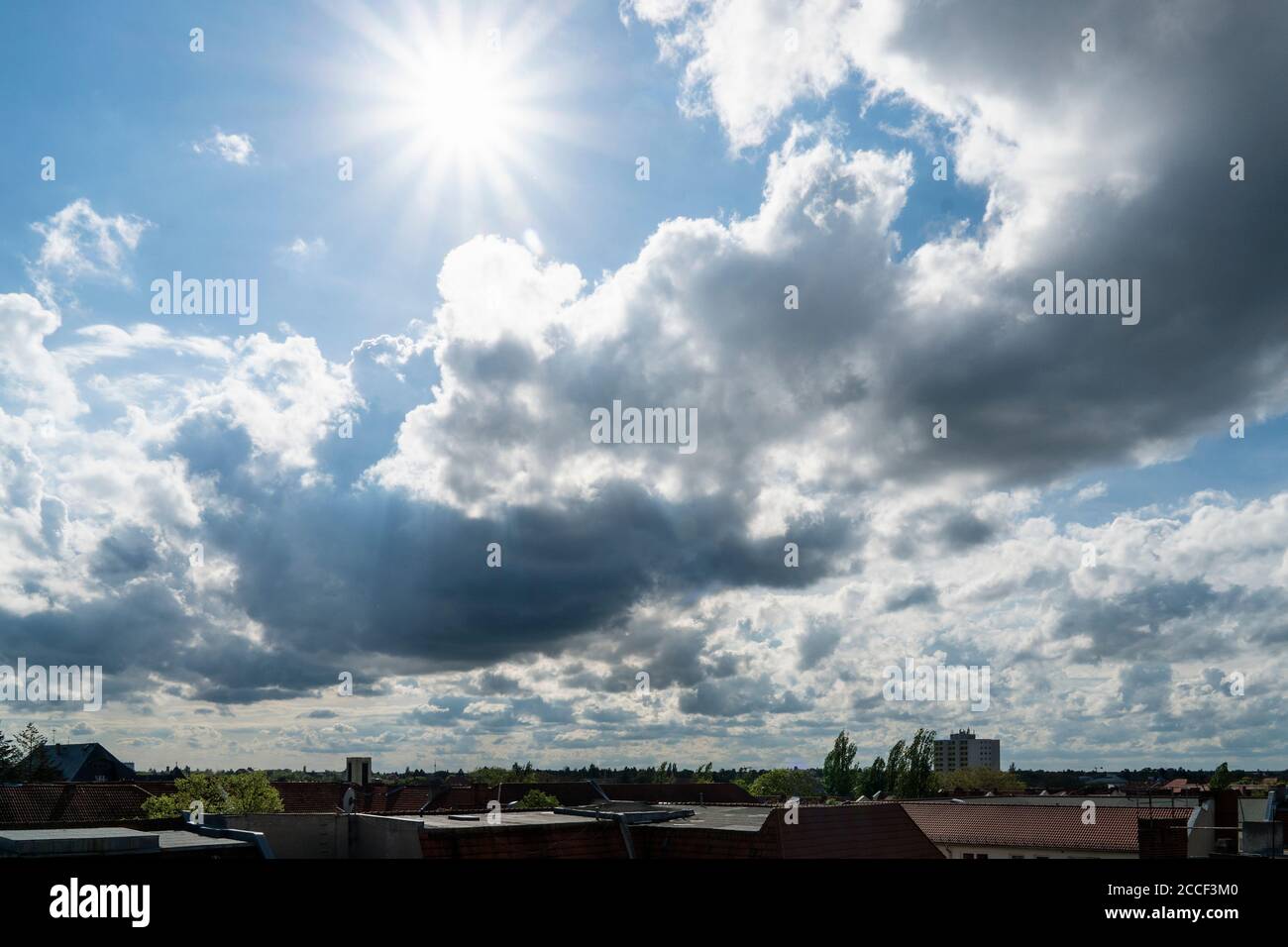 Berlino, vista a ovest, sole con raggi e nuvole drammatiche, cumulo Foto Stock