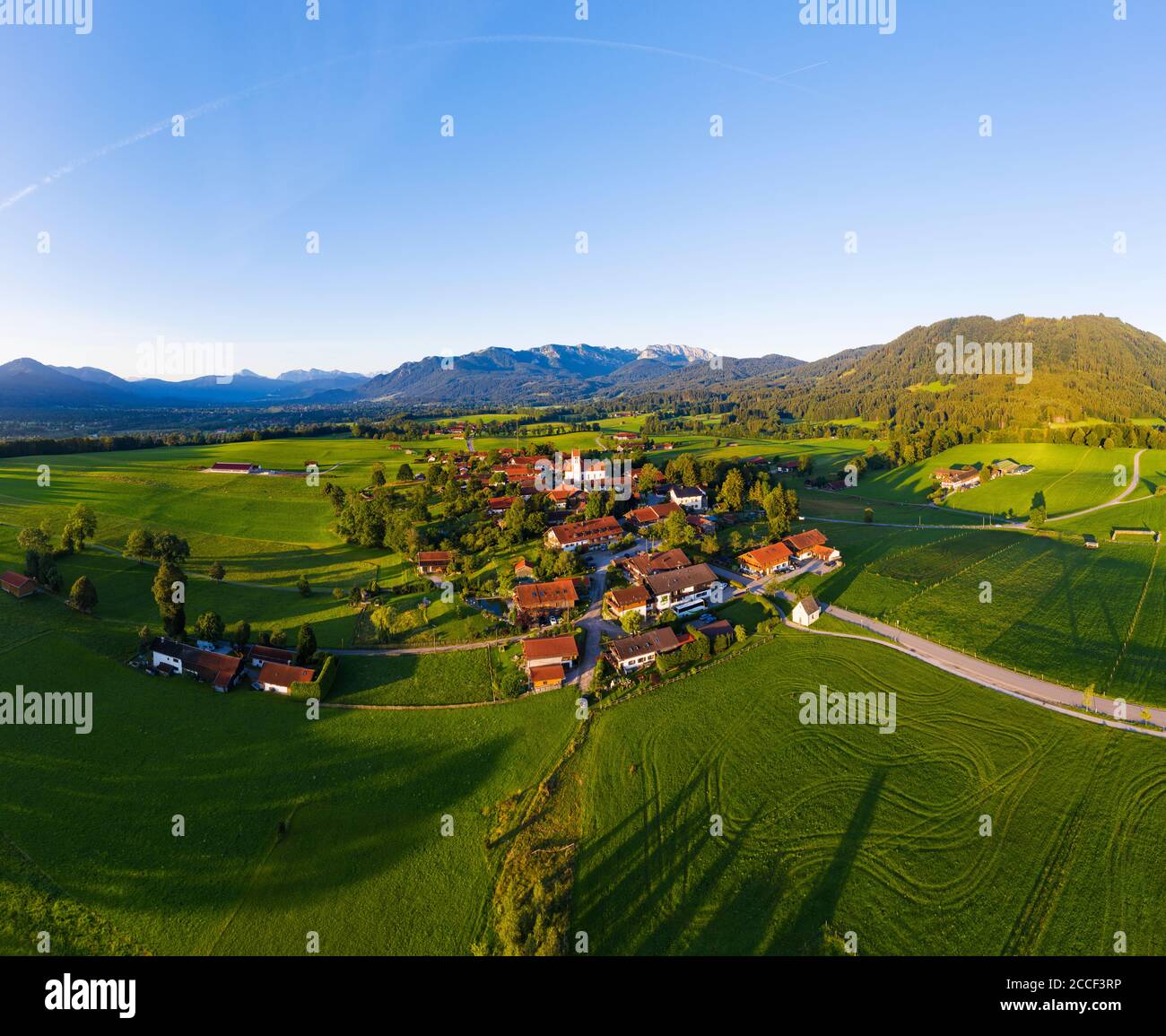 Wackersberg, posteriore Brauneck e Benediktenwand, destra Heigelkopf, Isarwinkel, foto aerea, alta Baviera, Baviera, Germania Foto Stock