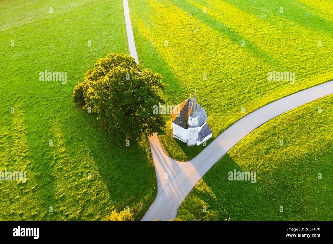 Cappella di San Leonardo in Harmating, vicino a Egling, Tölzer Terra, vista aerea, alta Baviera, Baviera, Germania Foto Stock