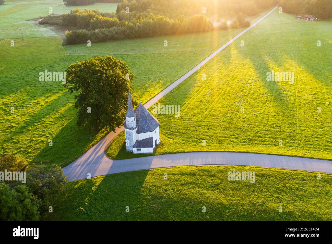 Cappella di San Leonardo in Harmating all'alba, a Egling, Tölzer Land, vista aerea, alta Baviera, Baviera, Germania Foto Stock