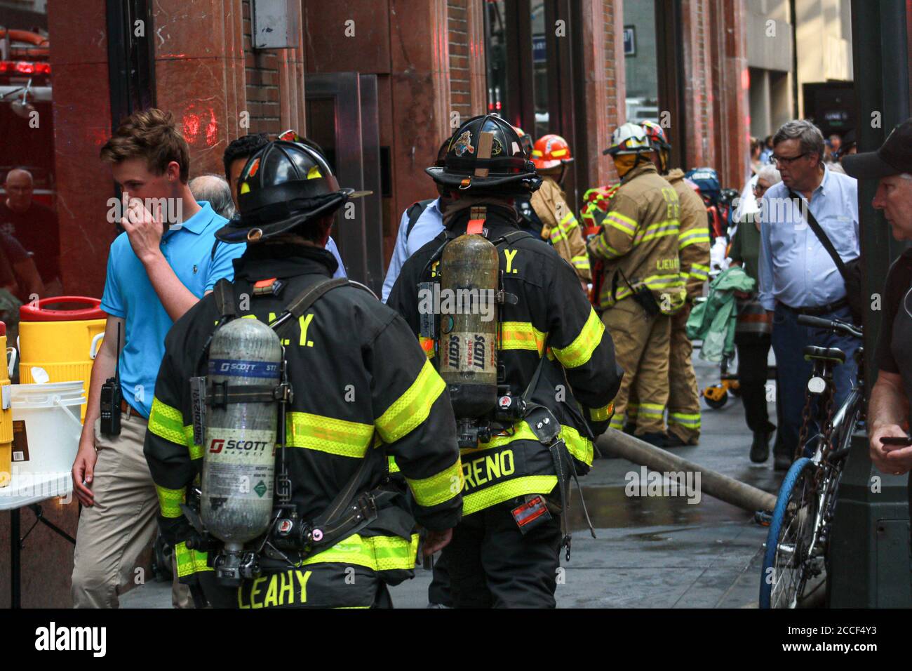 L'azienda di fuoco lavora per mettere fuori fuoco nell'edificio di NYC. Foto Stock