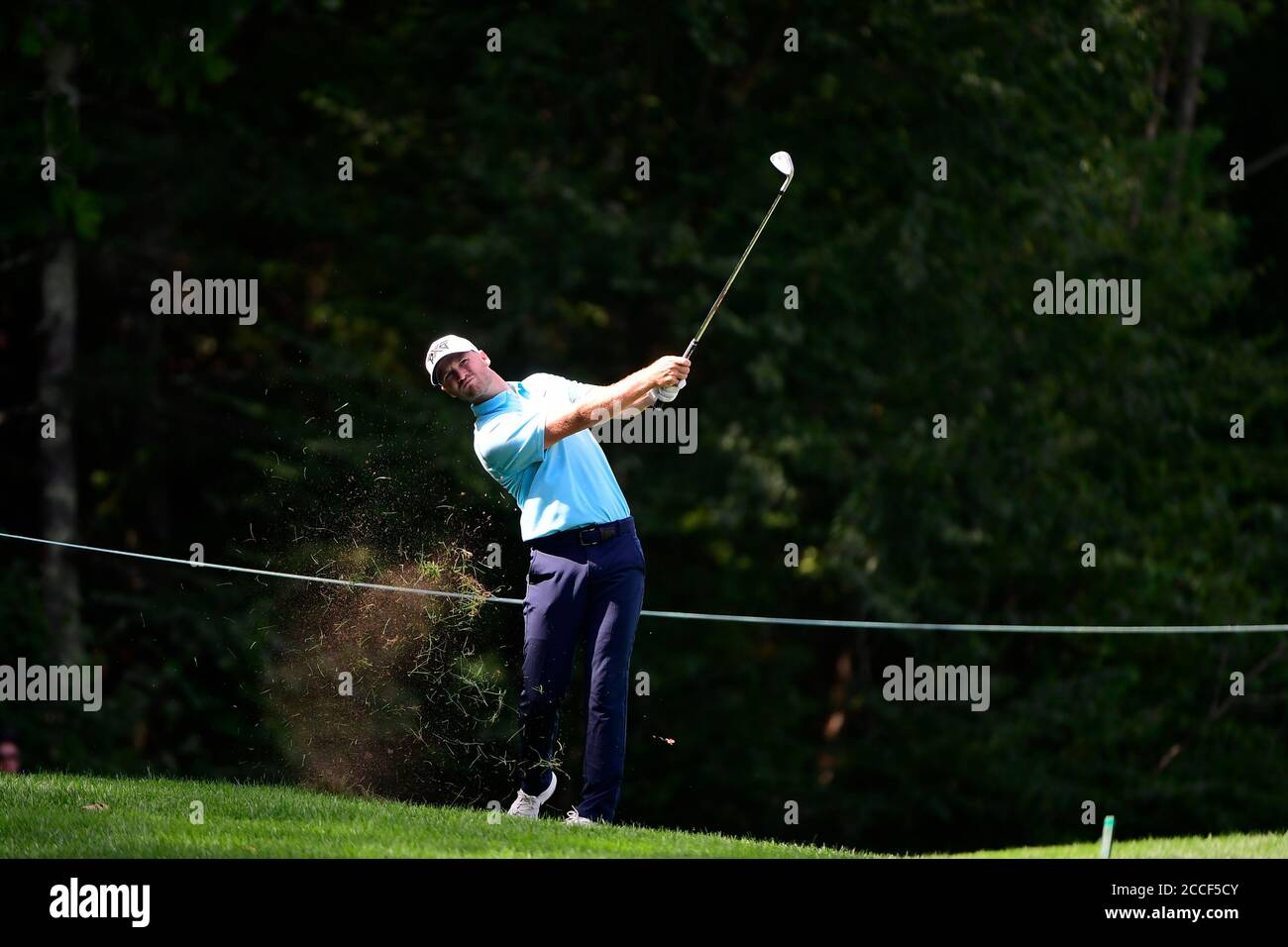 Norton, Massachusetts, Stati Uniti. 21 agosto 2020: Wyndham Clark, degli Stati Uniti, colpisce il suo secondo colpo dal bordo della quinta fairway durante il secondo round del torneo di golf Northern Trust PGA a Norton, Mass. Eric Canha/CSM Credit: CAL Sport Media/Alamy Live News Foto Stock