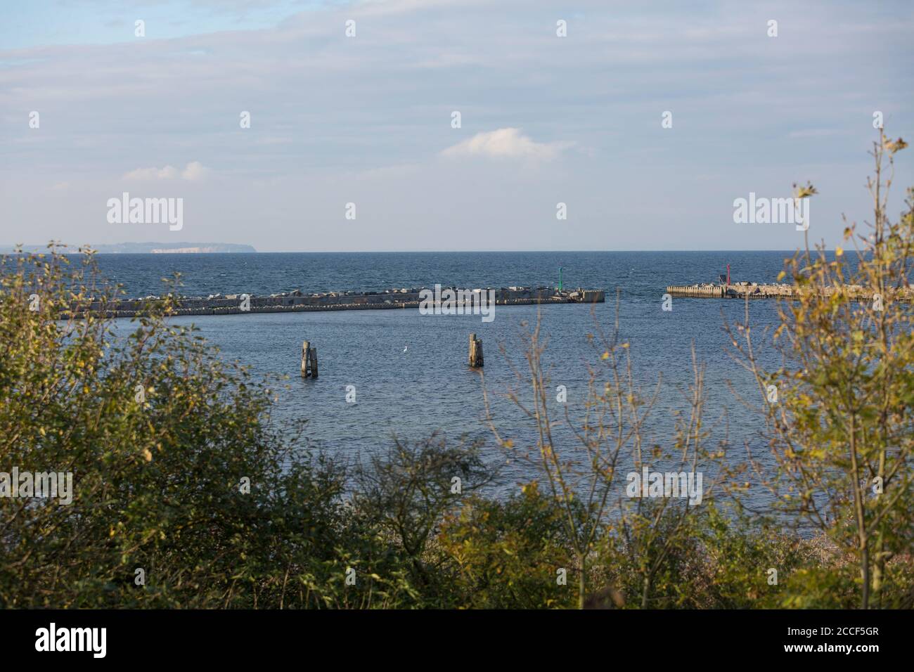 Vista sul porto e l'ingresso del porto di Greifswalder OIE, Meclemburgo-Pomerania occidentale, Germania Foto Stock