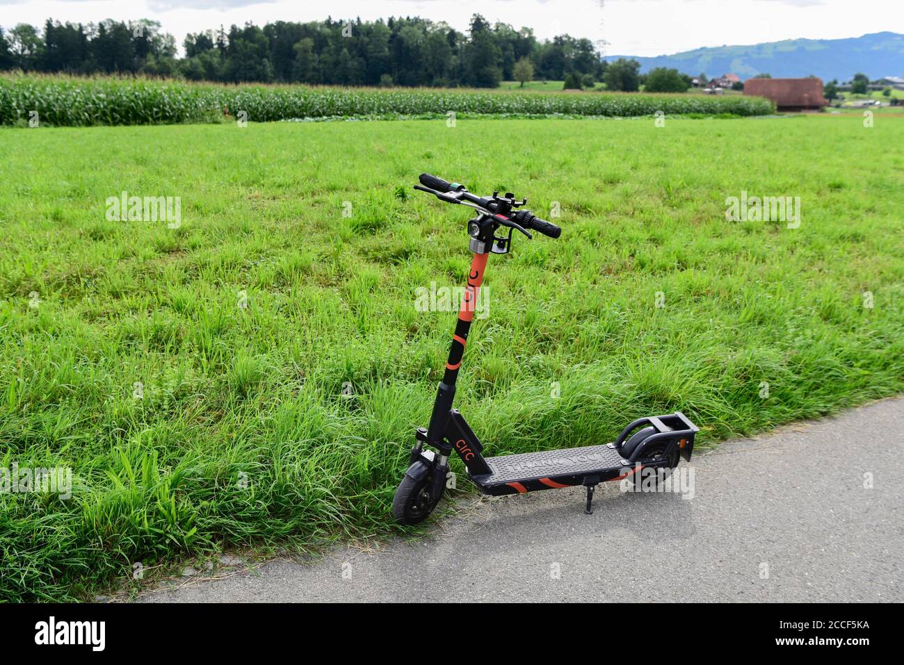 Circ flash e-scooter stand abbandonati sulla strada, Cham, Svizzera Foto Stock