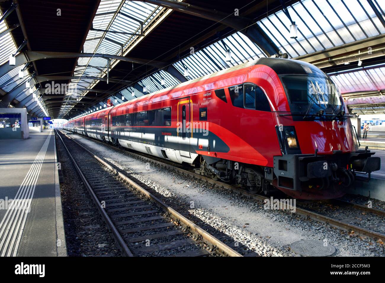 Treno a lunga distanza Railjet delle Ferrovie federali austriache e delle Ferrovie ceche, Zurigo, Svizzera Foto Stock