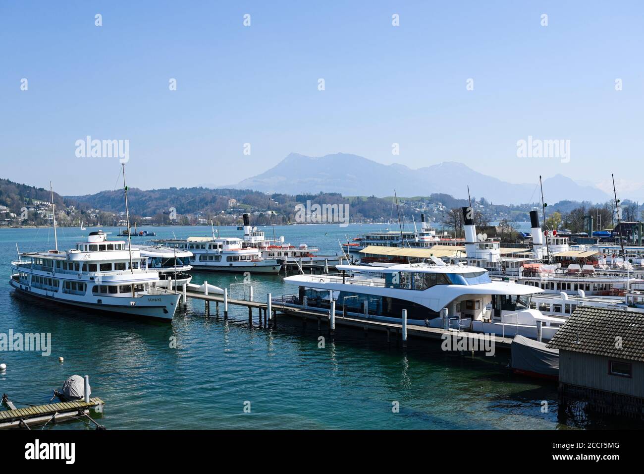 Navi passeggeri ancorate, Lucerna, Svizzera Foto Stock