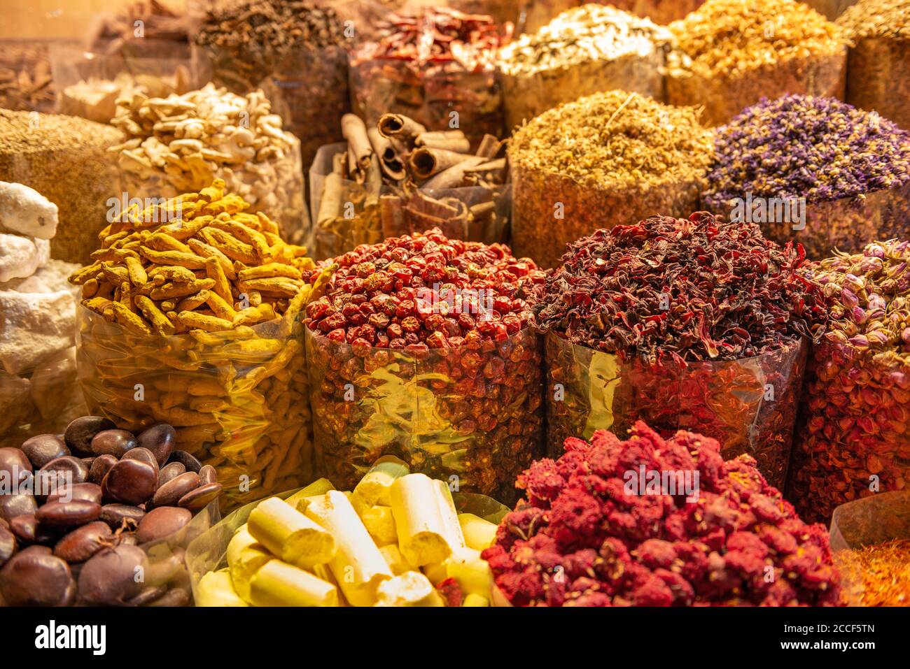 Zenzero, cannella, curcuma (femminile), peperoncino, petali di rosa, Viagra, melograno, mercato delle spezie a Dubai, Emirati Foto Stock