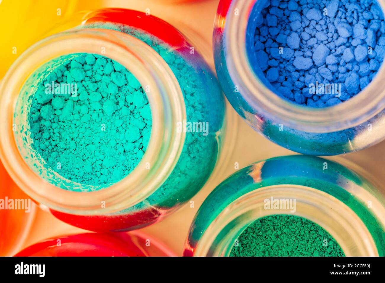 Vasi colorati con pigmenti colorati Foto Stock