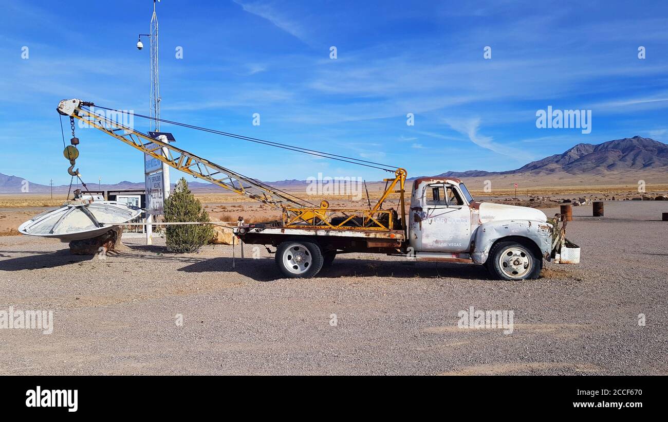 Un camion di traino che trasporta un UFO al Little A'le'Inn, Rachel Nevada, Stati Uniti Foto Stock