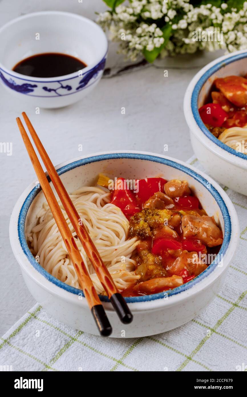 Soffriggere il pollo con verdure e tagliatelle. Cibo asiatico. Foto Stock