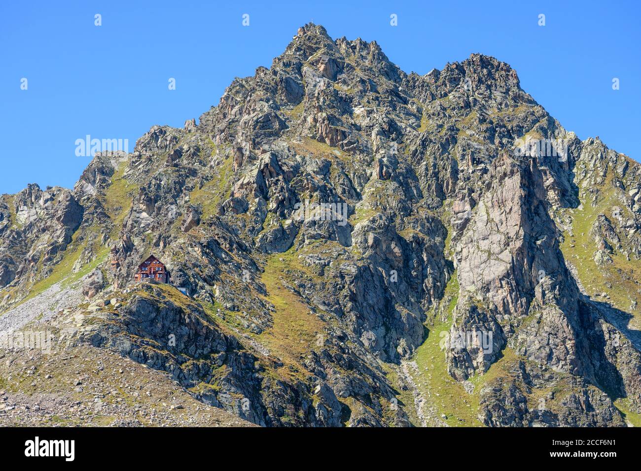 Austria, Montafon, la Saarbrücker Hütte del DAV a 2538 m si trova sotto il Kleinlitzner (2783 m). Foto Stock