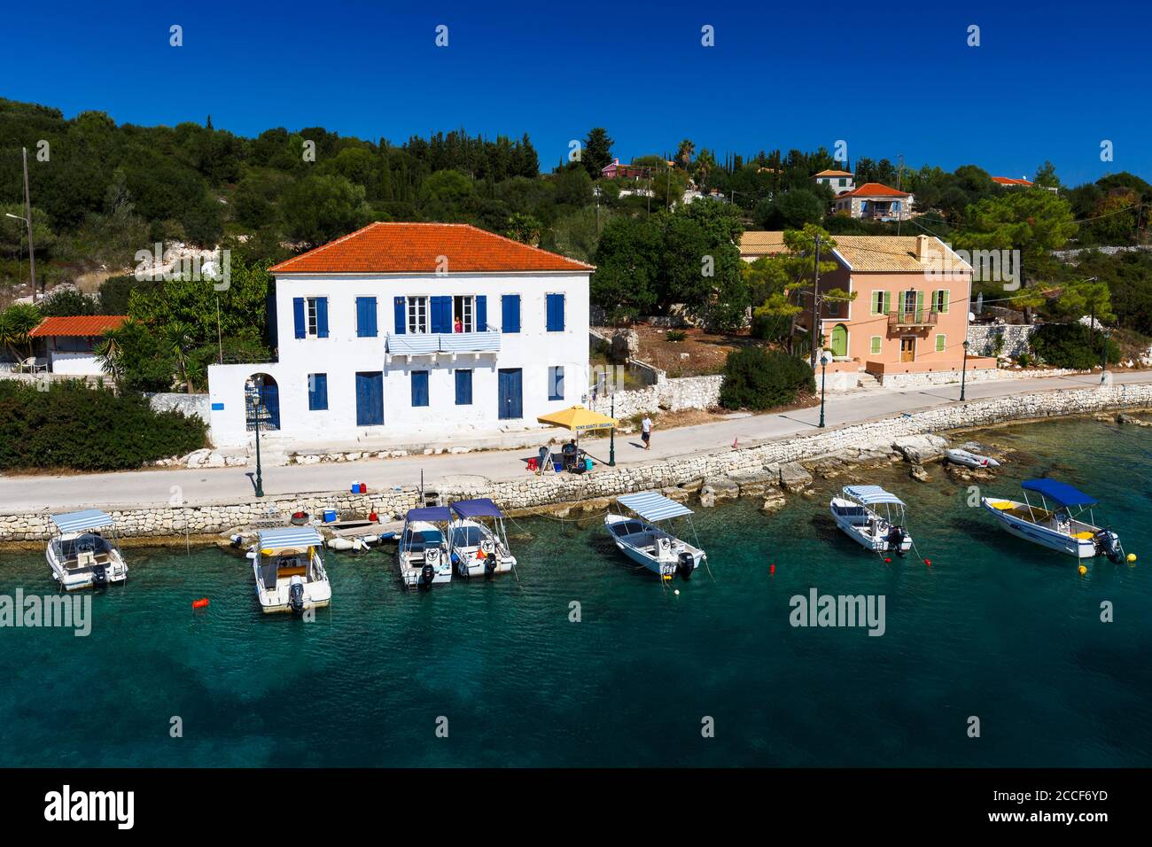 Porto di Fiskardo villaggio sull'isola di Cefalonia in Grecia. Foto Stock