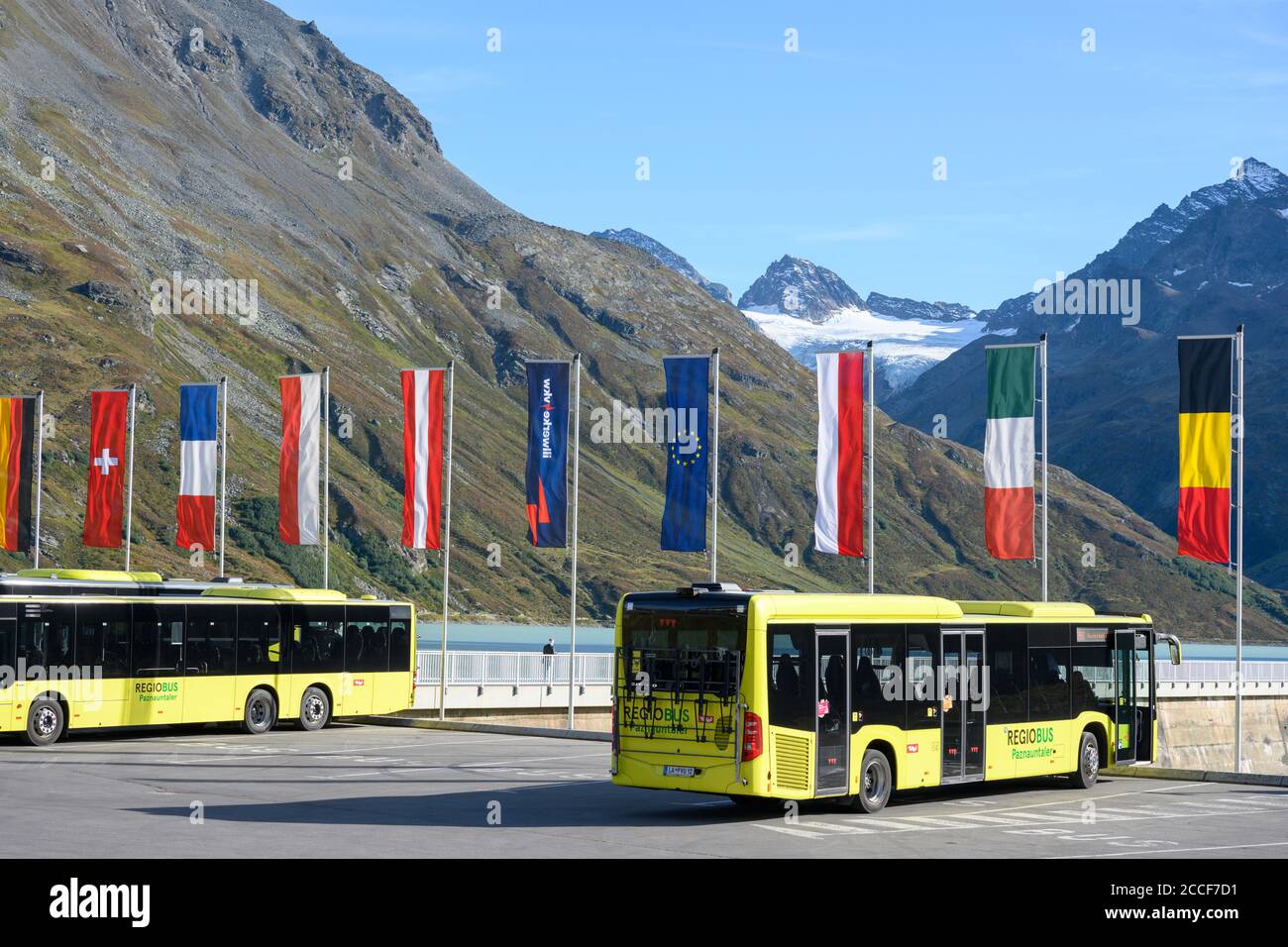 Austria, Montafon, autobus pubblico sulla Biehler-Höhe. Foto Stock