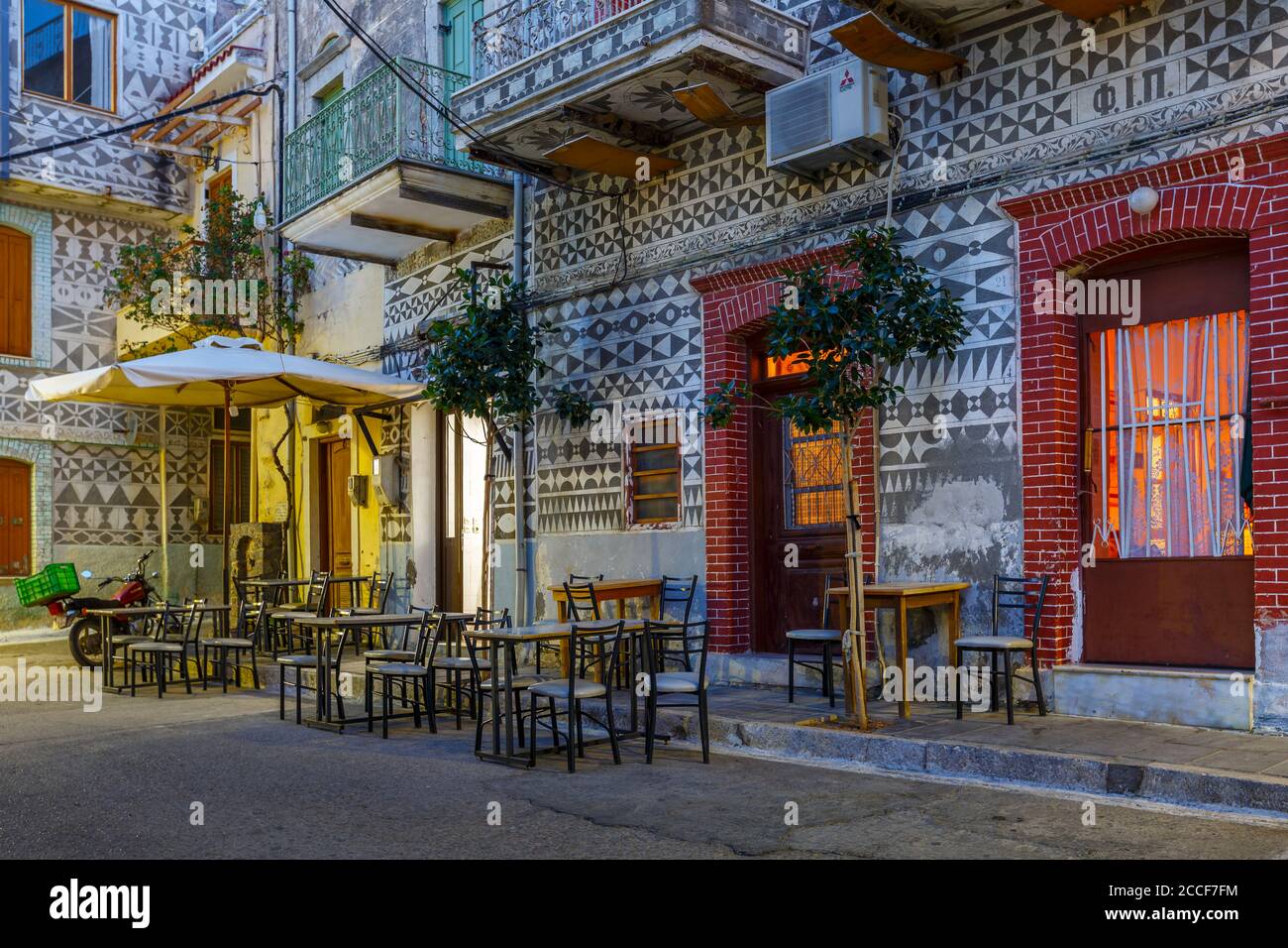 Street nel villaggio di Pyrgi sull isola di Chios, Grecia. Foto Stock