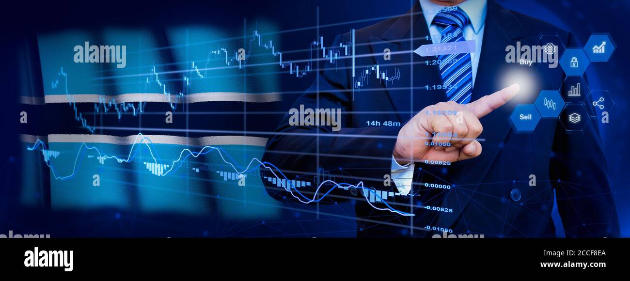 Uomo d'affari che tocca il sistema di elaborazione di analisi dei dati con grafici finanziari KPI, dashboard di stock e marketing su interfaccia virtuale. Con Fla Botswana Foto Stock