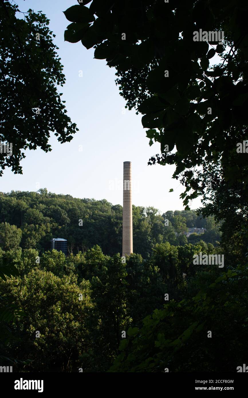 Storico Bancroft Mills produzione industria fabbrica fumo stack situato in Wilmington Delaware presso il parco statale di Alapocas Foto Stock