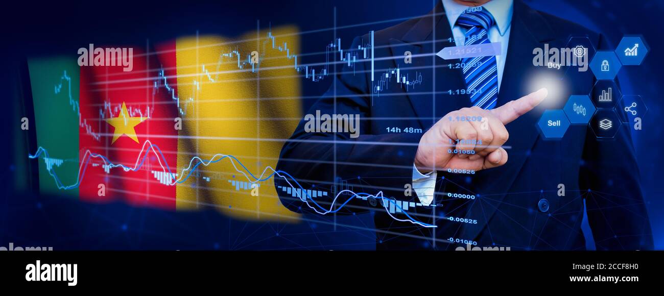 Uomo d'affari che tocca il sistema di elaborazione di analisi dei dati con grafici finanziari KPI, dashboard di stock e marketing su interfaccia virtuale. Con il Camerun Fla Foto Stock