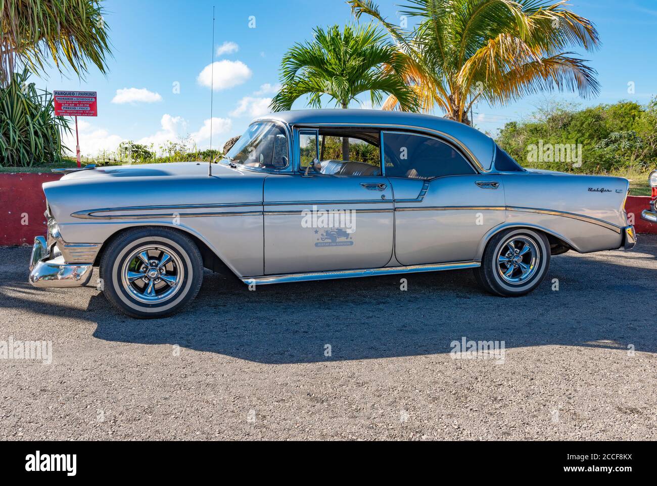 Taxi d'epoca, Chevrolet Belair 1956, parcheggiato, vista laterale, Cuba, l'Avana, paesaggio di palme Foto Stock