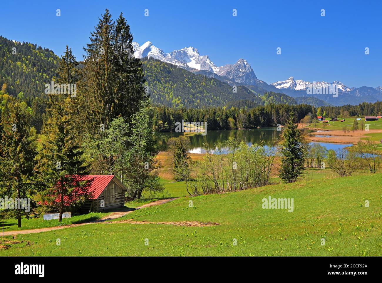 Paesaggio primaverile con Geroldsee alla frazione di Gerold contro Zugspitzgruppe (2962m), Krün, Werdenfelser Land, alta Baviera, Baviera, Germania Foto Stock