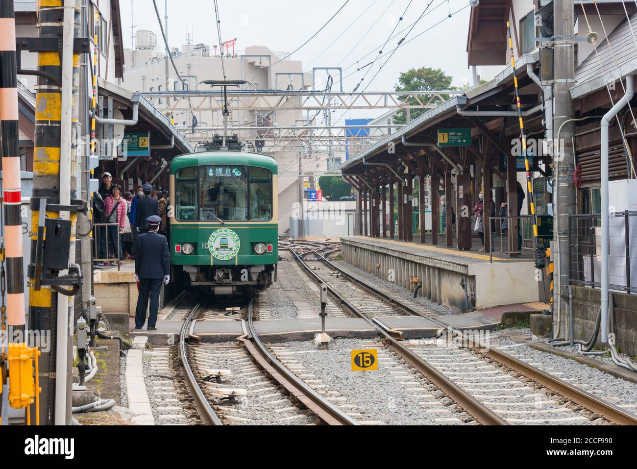 Kanagawa, Giappone - Enoden Type 1000 presso la stazione di Enoshima a Fujisawa, Kanagawa, Giappone. La stazione è gestita da Enoshima Electric Railway (Enoden). Foto Stock