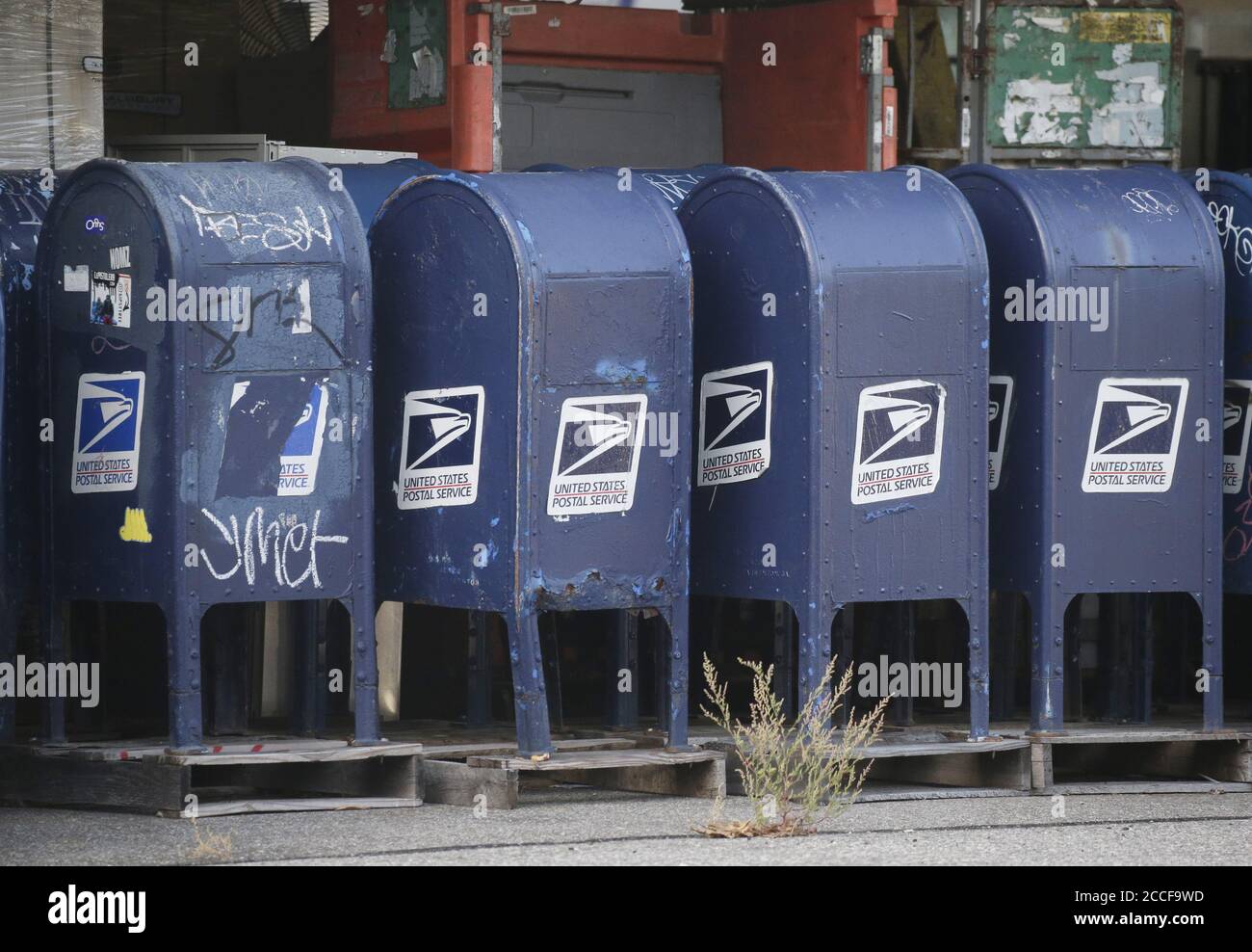 Bronx, Stati Uniti. 21 Agosto 2020. Decine di caselle postali del servizio postale degli Stati Uniti sono immagazzinate in un parcheggio dietro una sede dell'ufficio postale di Bronx a New York venerdì 21 agosto 2020. Le preoccupazioni per le frodi elettorali e i commenti del presidente Donald Trump hanno posto un punto interrogativo sulla posta nelle votazioni per le elezioni del 2020. Foto di John Angelillo/UPI Credit: UPI/Alamy Live News Foto Stock