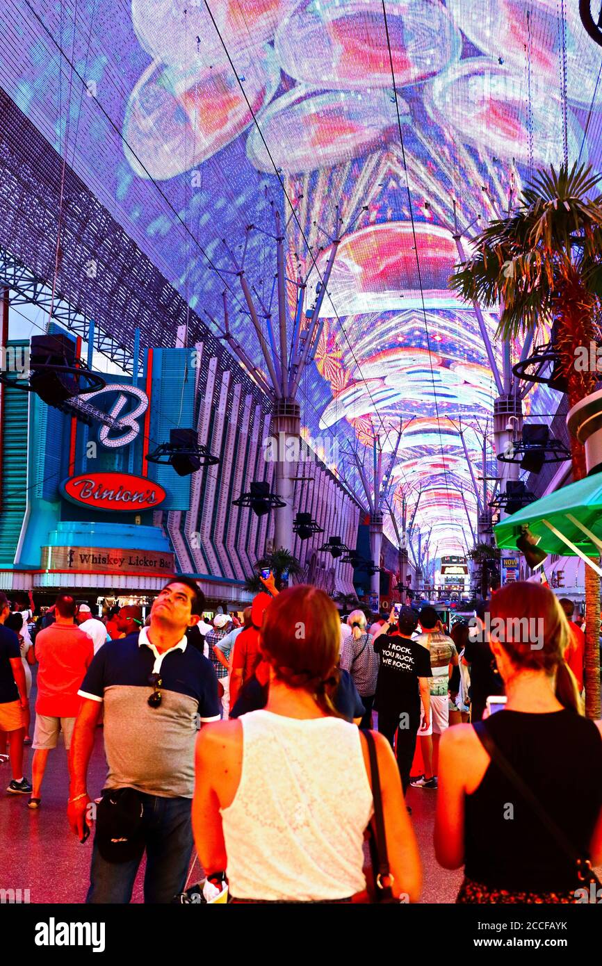 Vista della Fremont Street Experience a Las Vegas, luci al neon luminose. Il Fremont Street Experience è un centro commerciale pedonale e un'attrazione nel centro di L. Foto Stock