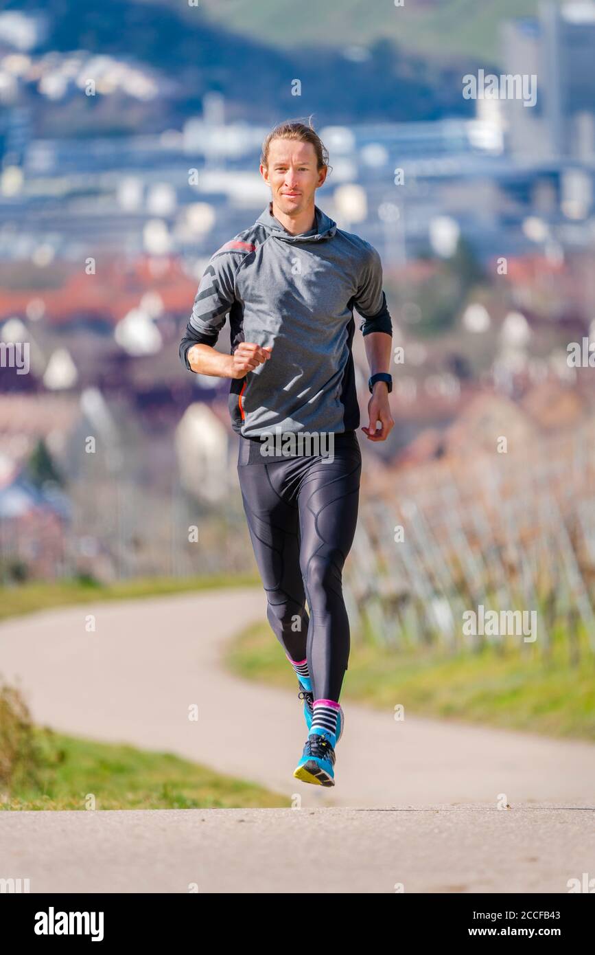 Uomo, 30 anni, jogging a Kappelberg, Remstal, Baden-Württemberg, Germania Foto Stock