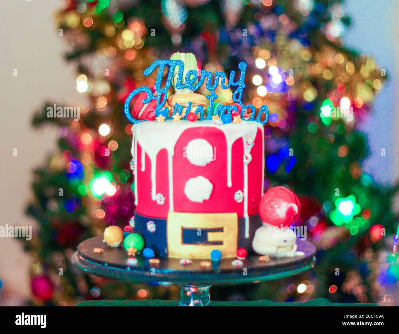 Buon conditore di Natale su una torta di Natale a tema Babbo Natale Foto Stock