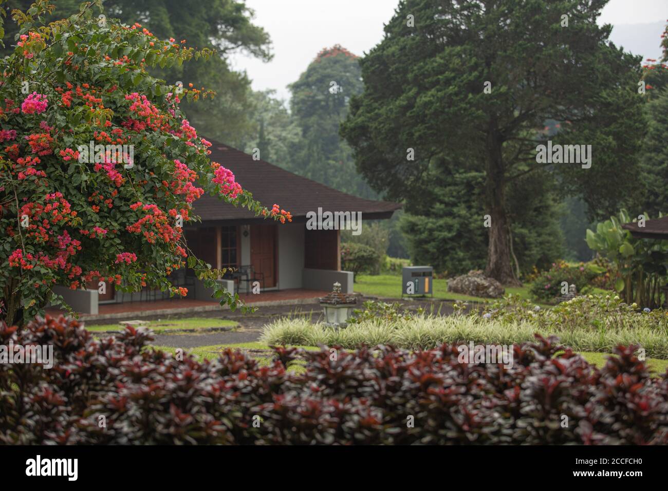 Magnifica vista sulla casa estiva in montagna. Bali. Indonesia Foto Stock