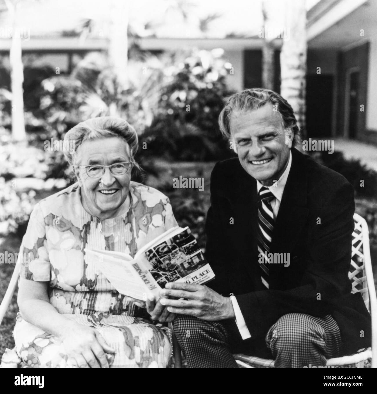 Corrie Ten Boom, assistente sotterraneo dei rifugiati ebrei durante la seconda guerra mondiale e sopravvissuto all'olocausto, seduto con l'evangelista americano Billy Graham. Ten Boom è stato l'oggetto del libro del 1971 e del film 1975, The Hiding Place. Foto Stock