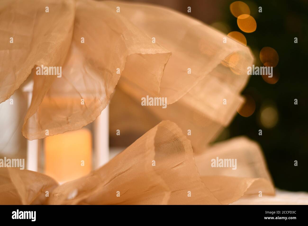 Lanterna di Capodanno sopra e sotto in un festoso velato drappeggiato su uno sfondo di luci di Natale. Foto Stock