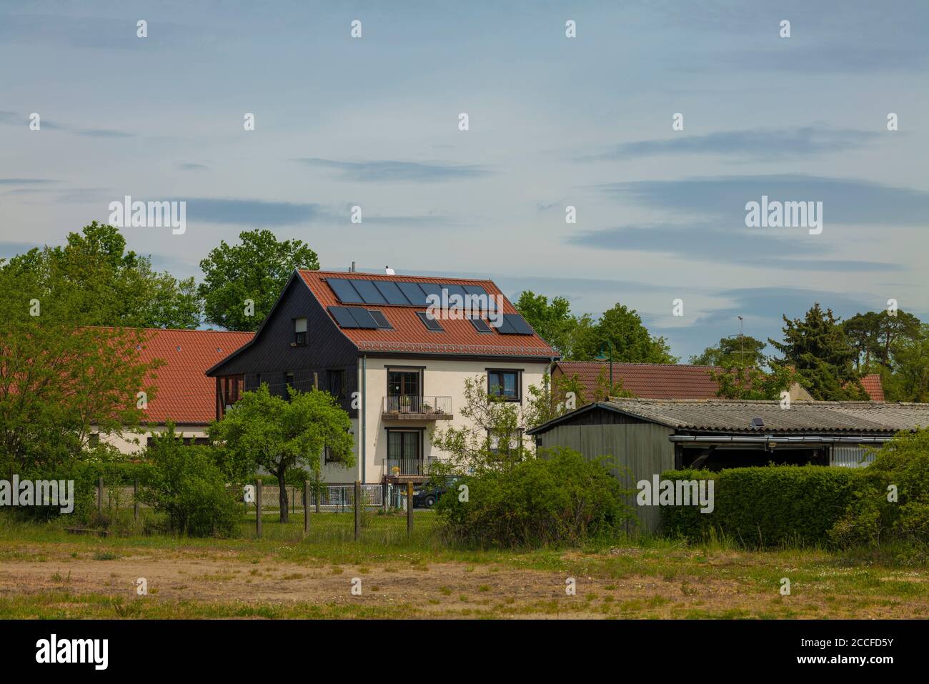 Sistema solare per l'elettricità e l'acqua calda ad un residenziale edificio Foto Stock