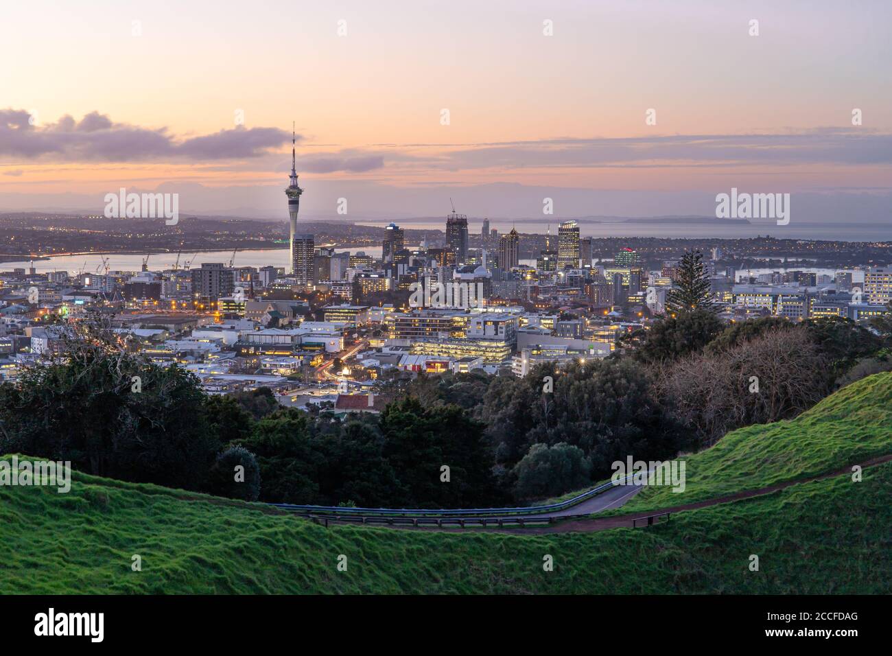 Lo skyline di Auckland con la Sky Tower di Auckland dal Monte Eden al tramonto Nuova Zelanda Foto Stock