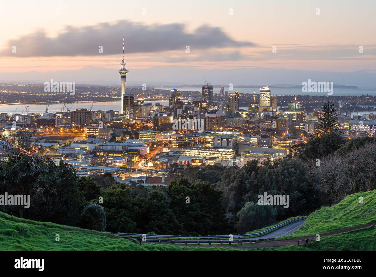 Lo skyline di Auckland con la Sky Tower di Auckland dal Monte Eden al tramonto Nuova Zelanda Foto Stock