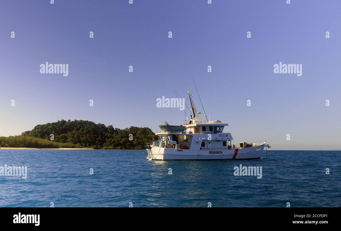 Corona di spine nave di controllo delle stelle marine MV Tura ancorata sul sito a Russell Island, Frankland Islands National Park, Grande barriera Corallina, Queensland, A. Foto Stock