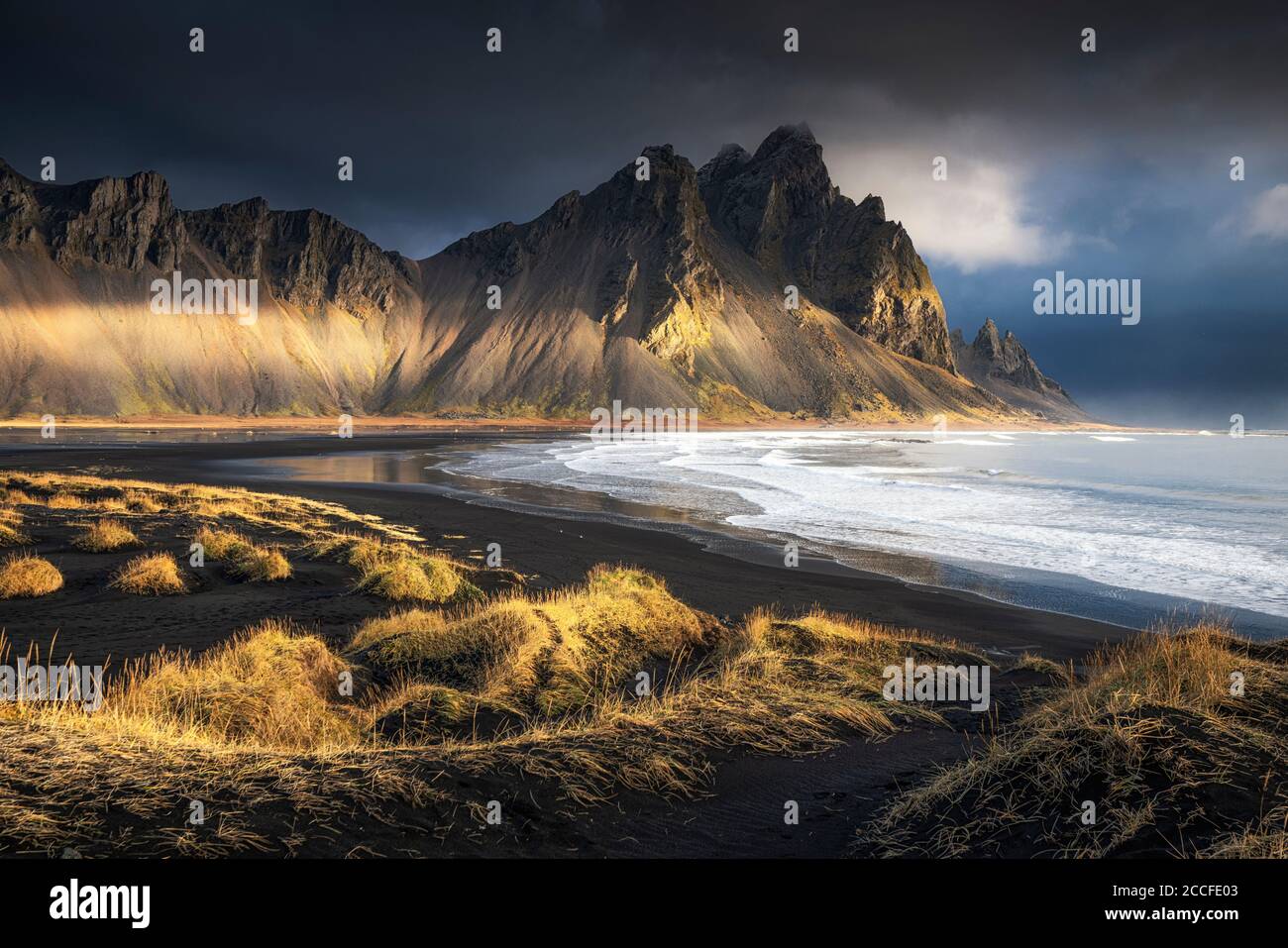 Vestrahorn montagne dietro la spiaggia nera alla luce del mattino, Islanda. Foto Stock