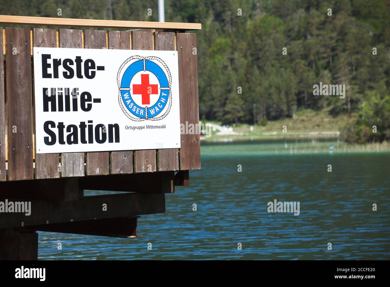 Stazione di primo soccorso della guardia dell'acqua a Lautersee vicino Mittenwald Foto Stock