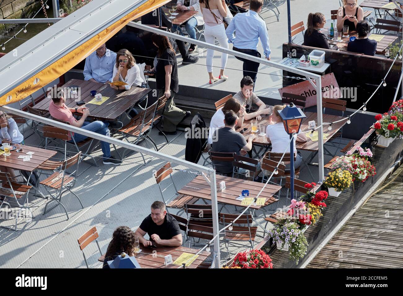 Durante il pomeriggio estivo a bordo di una nave ristorante sul meno a Francoforte. Foto Stock