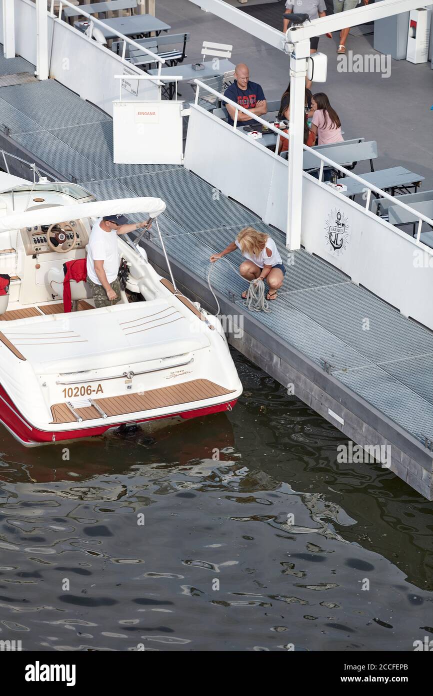 Una coppia parte dall'esterno di un'escursione in barca sul meno a Francoforte con il suo motoscafo. Foto Stock
